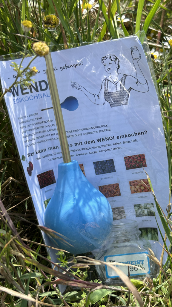 Ball verpackt in Blumenwiese